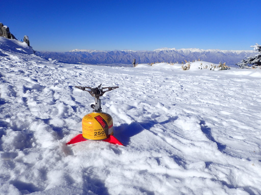 冬の美ヶ原の王ヶ鼻でイワタニプリムスの登山用ガスバーナーであるP153ウルトラバーナーでミネストローネを調理
