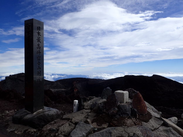 日本最高峰富士山剣ヶ峰の山頂標