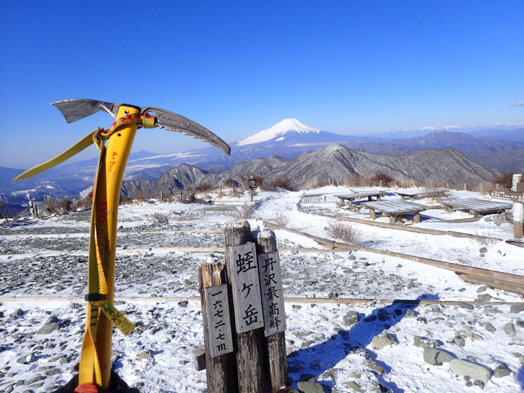 丹沢の蛭ヶ岳山頂でグリベルのピッケルであるエアーテックエヴォリューションの記念撮影