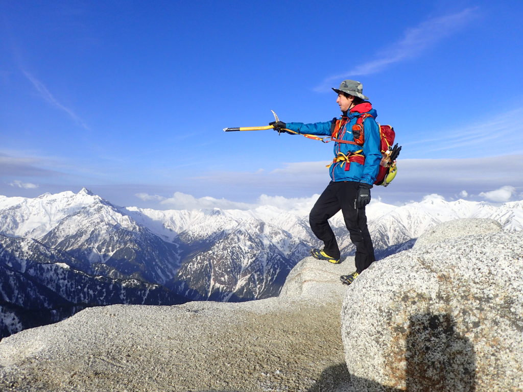 燕岳山頂でグリベルのピッケルであるエアーテックエヴォリューションを構えて記念撮影