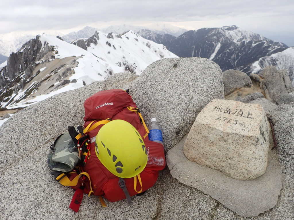 残雪期の燕岳山頂でモンベルの登山用ザックであるバーサライトパックの記念撮影