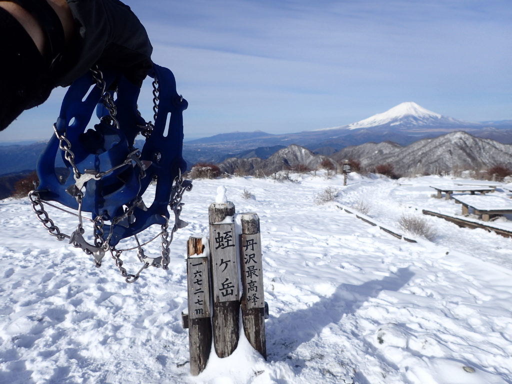降雪直後の蛭ヶ岳山頂でモンベルの簡易アイゼンであるチェーンスパイクの記念撮影