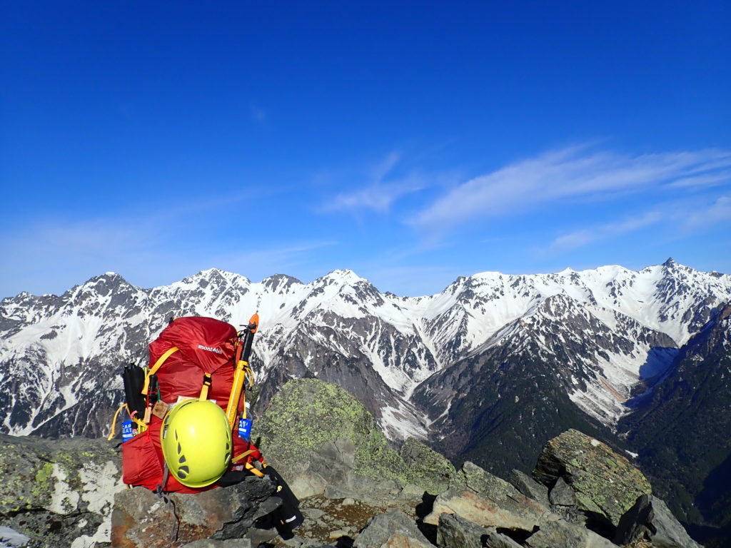 蝶ヶ岳の蝶槍で槍ヶ岳と穂高岳を結ぶ稜線をバックにモンベルの登山用ザックであるバーサライトパックの記念撮影