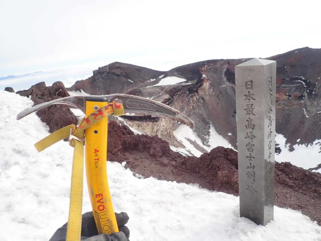 日本最高峰富士山剣ヶ峰山頂でグリベルのピッケルであるエアーテックエヴォリューションの記念写真を撮影