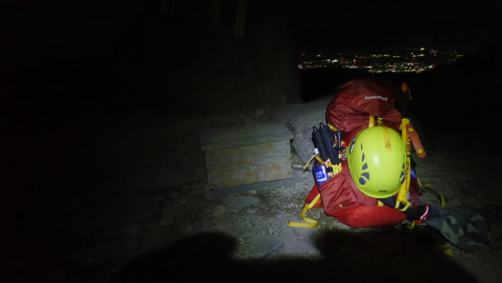 夜の美ヶ原の王ヶ頭の石碑の前でモンベルの登山用ザックであるバーサライトパックの記念撮影