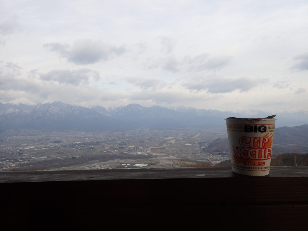 長峰山展望台で安曇野市を見渡しながら食べたカップヌードル