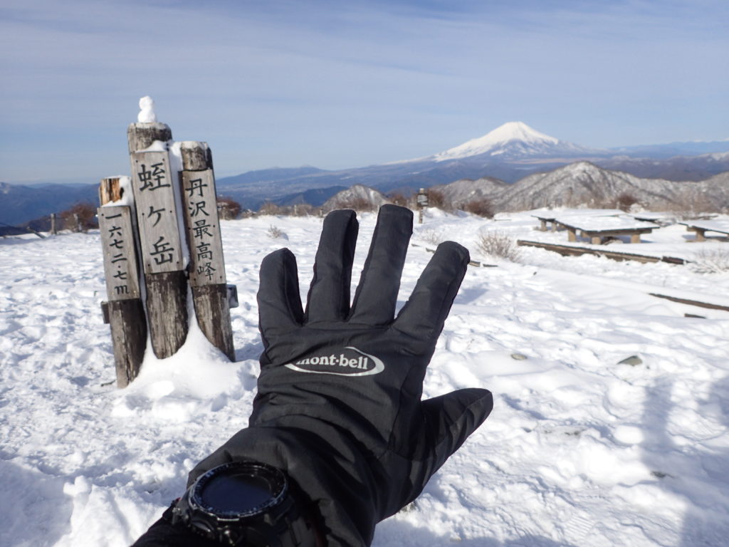 降雪直後の丹沢の蛭ヶ岳でモンベルの登山用グローブであるサンダーパスグローブの記念撮影