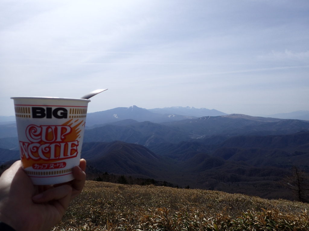 美ヶ原の茶臼山で八ヶ岳を眺めながら食べたカップラーメン