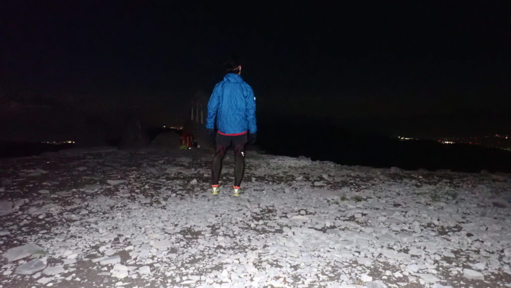 夜の美ヶ原の王ヶ頭でモンベルの登山用レインウェアであるトレントフライヤーを着て記念撮影