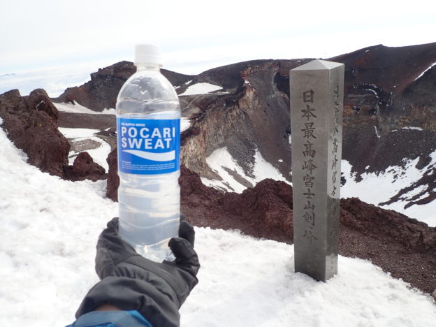 日本最高峰富士山剣ヶ峰登山でポカリスエットを補給