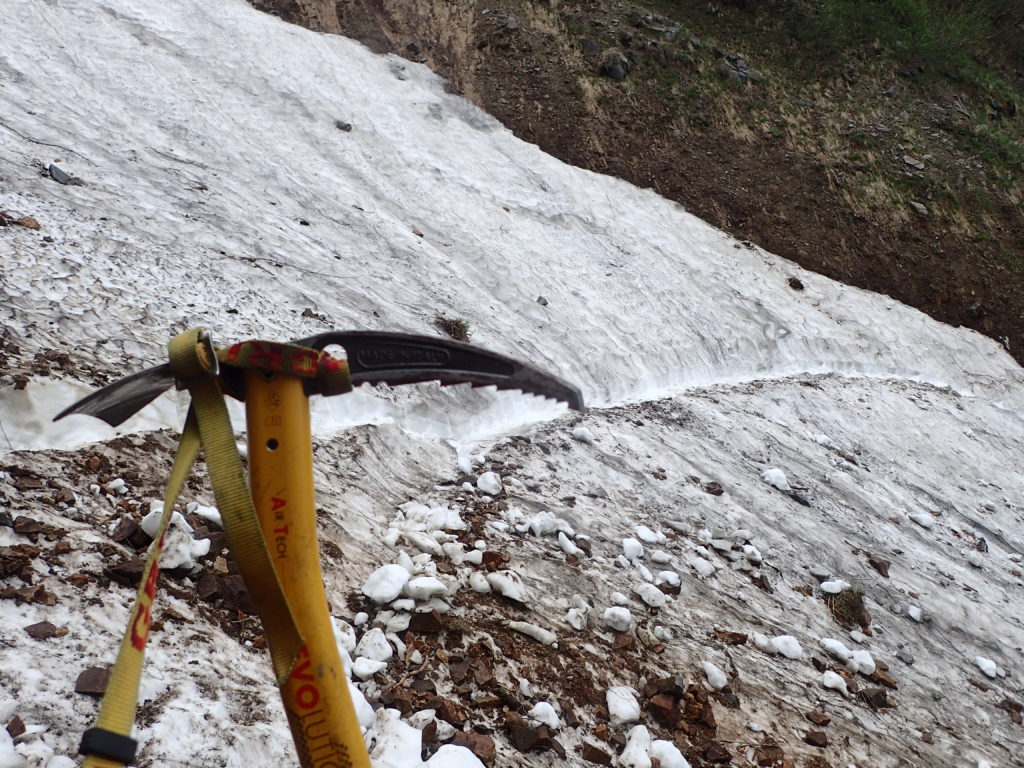 6月下旬の爺ヶ岳・鹿島槍ヶ岳登山の柏原新道の残雪地帯でグリベルのピッケルであるエアーテックエヴォリューションの記念写真を撮影