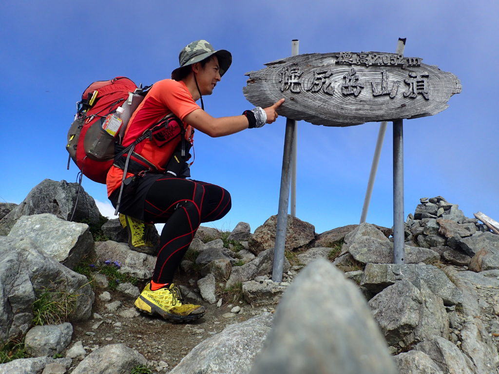 北海道の幌尻岳山頂でゴアッテックス製の登山用の帽子を被って記念撮影