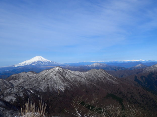 丹沢から眺めた雪化粧の富士山