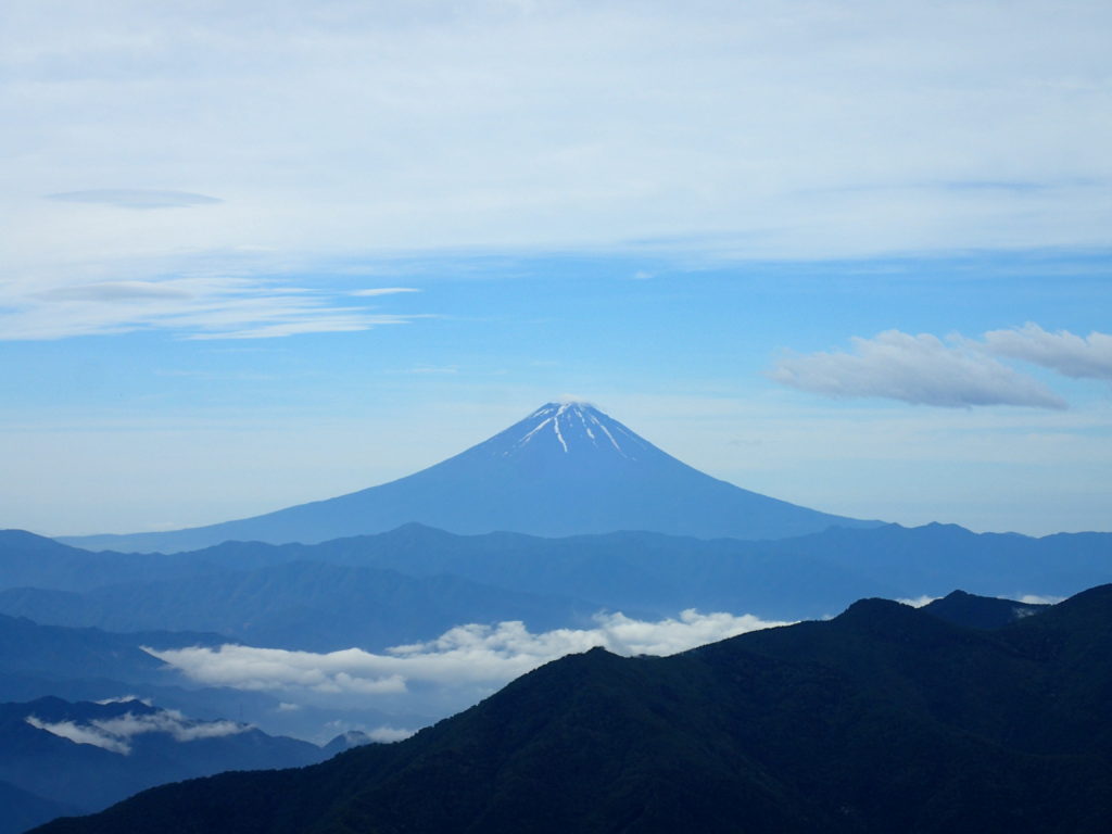 甲武信ヶ岳山頂から見た富士山