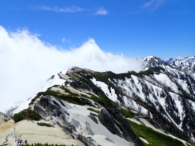 燕岳山頂付近から撮影した北アルプス表銀座縦走路