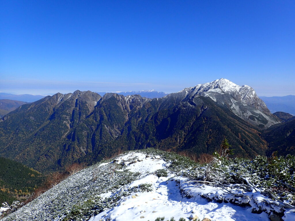 日本百名山で南アルプスの仙丈ヶ岳登山の時に撮影をした雪化粧をした甲斐駒ヶ岳と鋸岳