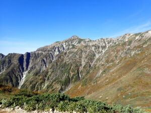 日本百名山の笠ヶ岳登山をしたときに撮影した笠新道ルートから見上げた笠ヶ岳山頂