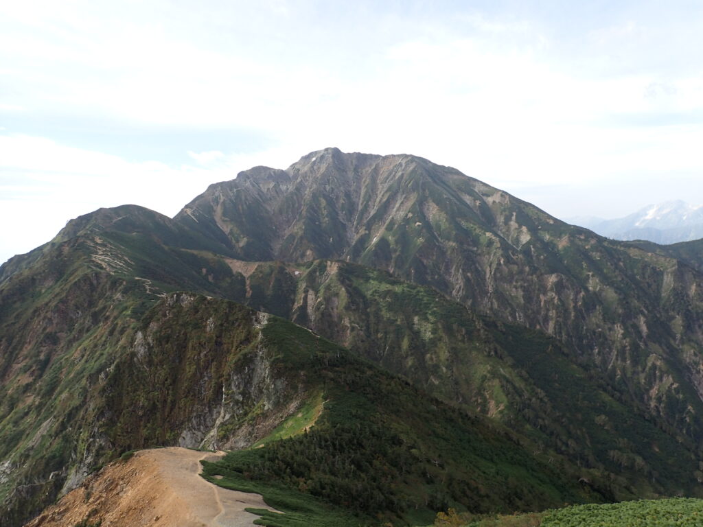 日本百名山の五竜岳登山をしたときに撮影した五竜岳へと続く登山道