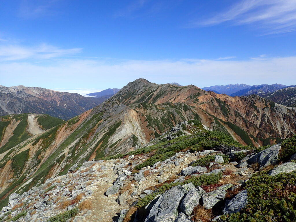 日本百名山の水晶岳登山をしたときに撮影した鷲羽岳から眺めた水晶岳