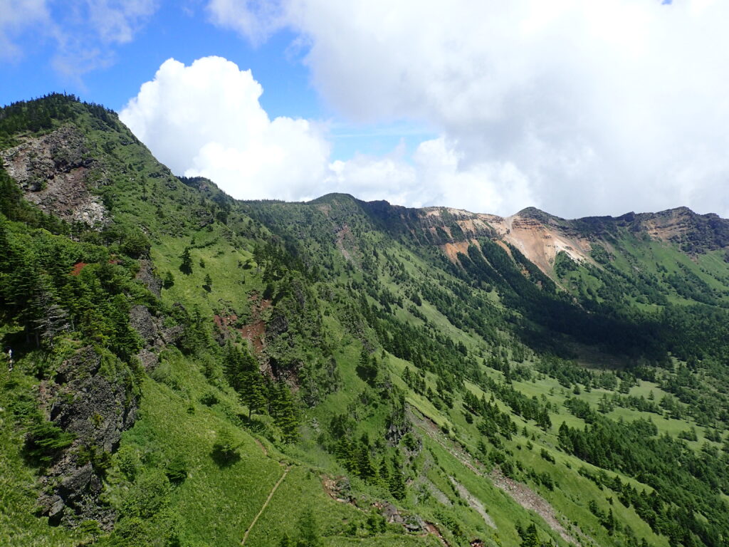 日本百名山の浅間山を登山した時に撮影した蛇骨岳の稜線