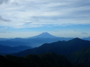 日本百名山の甲武信ヶ岳に登山をした時に撮影した富士山