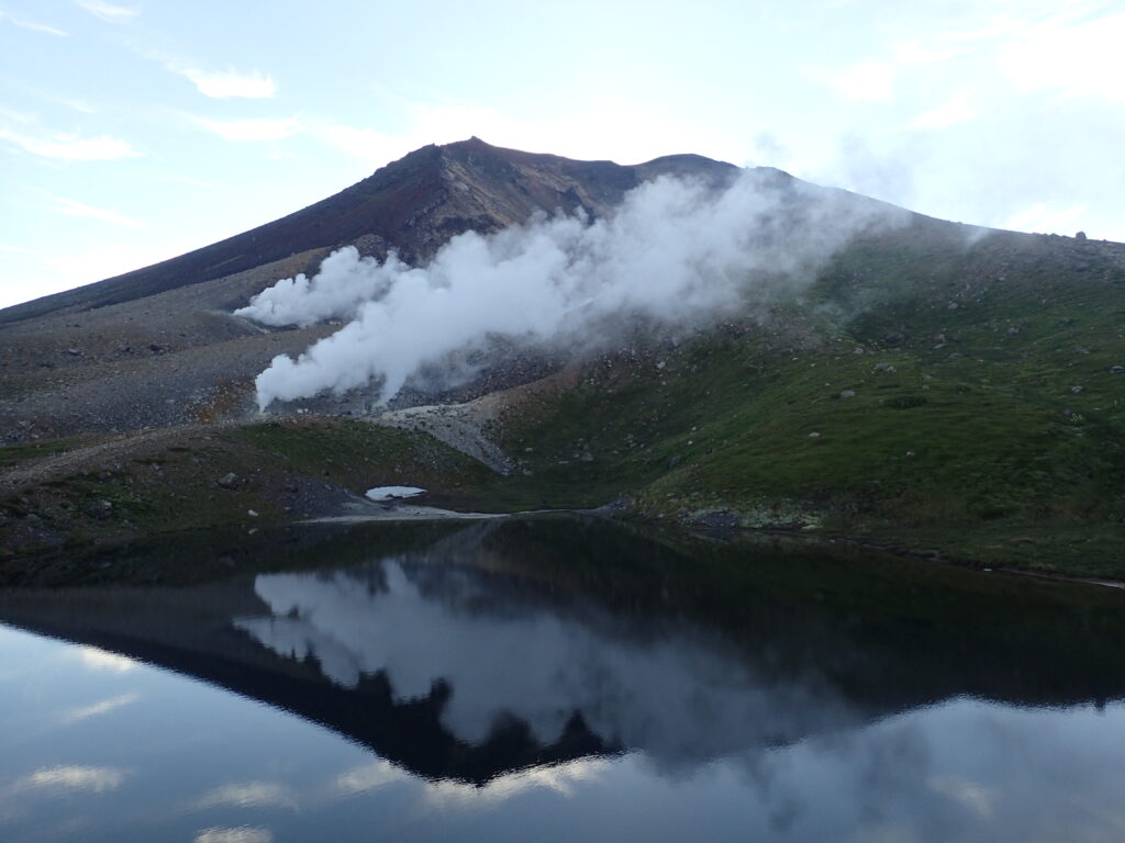 日本百名山の旭岳を登山した時に撮影した旭岳と姿見の池