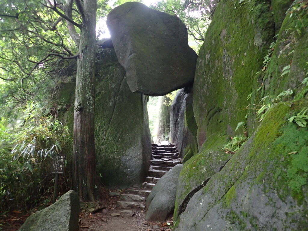 日本百名山の筑波山を登山した時に撮影した奇石といわれる弁慶七戻り