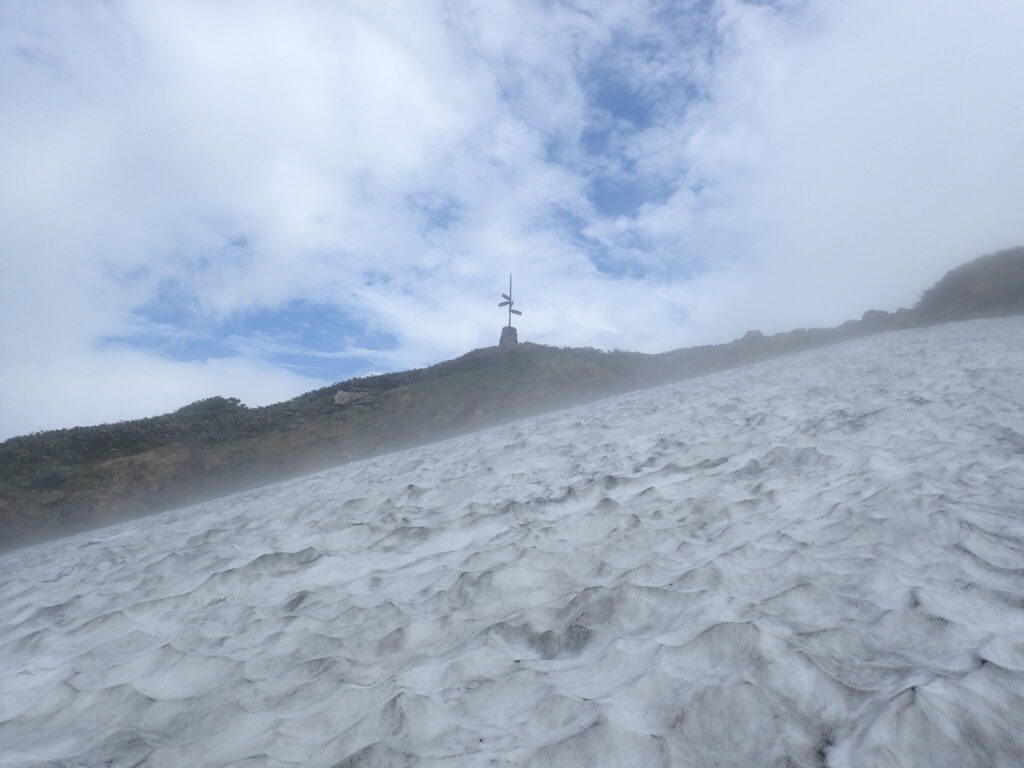 日本百名山の谷川岳を登山した時に撮影したスプーンカットの残雪