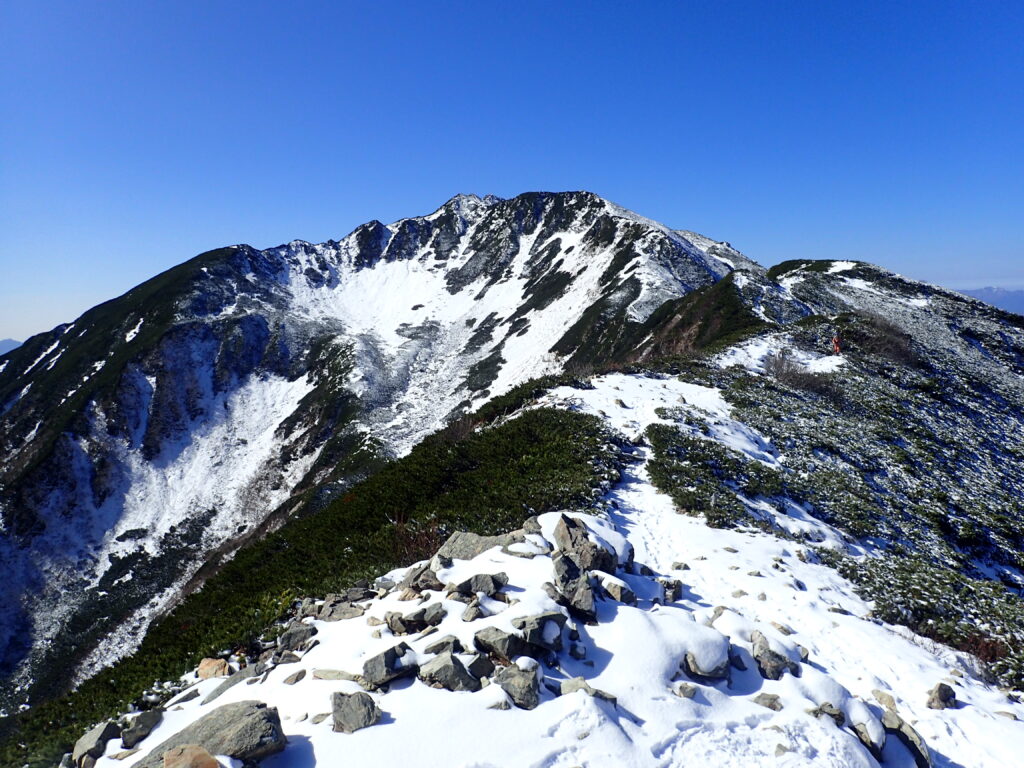 日本百名山で南アルプスの仙丈ヶ岳を登山した時に撮影した雪化粧した仙丈ヶ岳