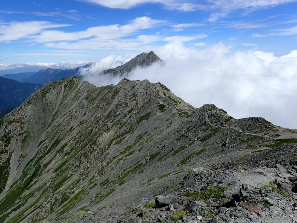 日本百名山の間ノ岳を登山した時に撮影した北岳へと続く稜線