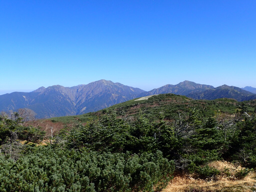 日本百名山で南アルプスの光岳を登山した時に撮影したイザルヶ岳の向こうの聖岳と赤石岳と悪沢岳