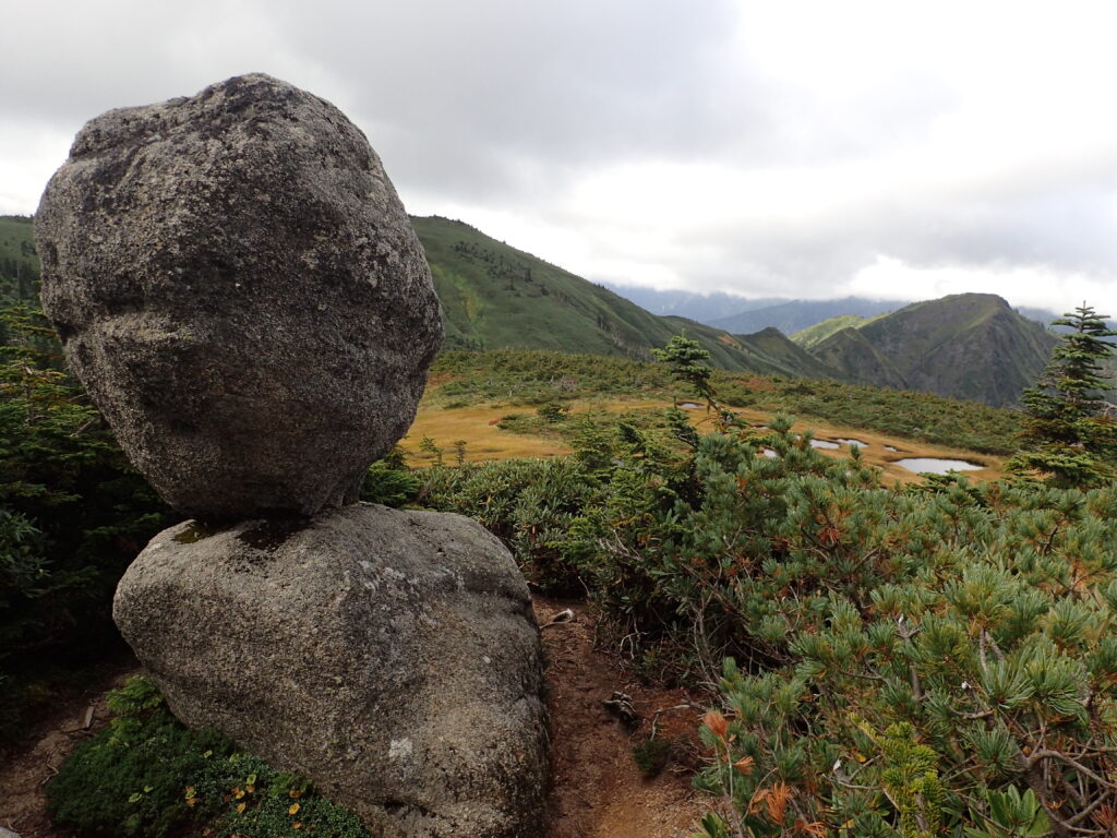日本百名山の平ヶ岳を登山した時に撮影した玉子石