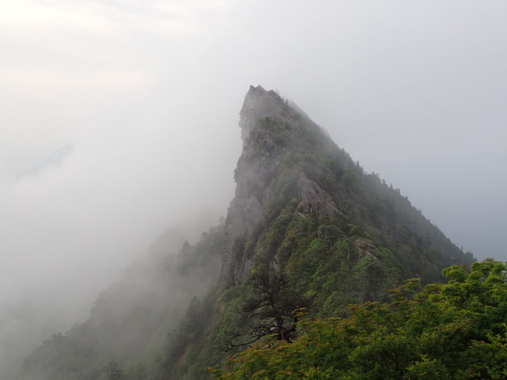 四国にある日本百名山の石鎚山を登山した時に撮影した山頂に続くナイフリッジの稜線