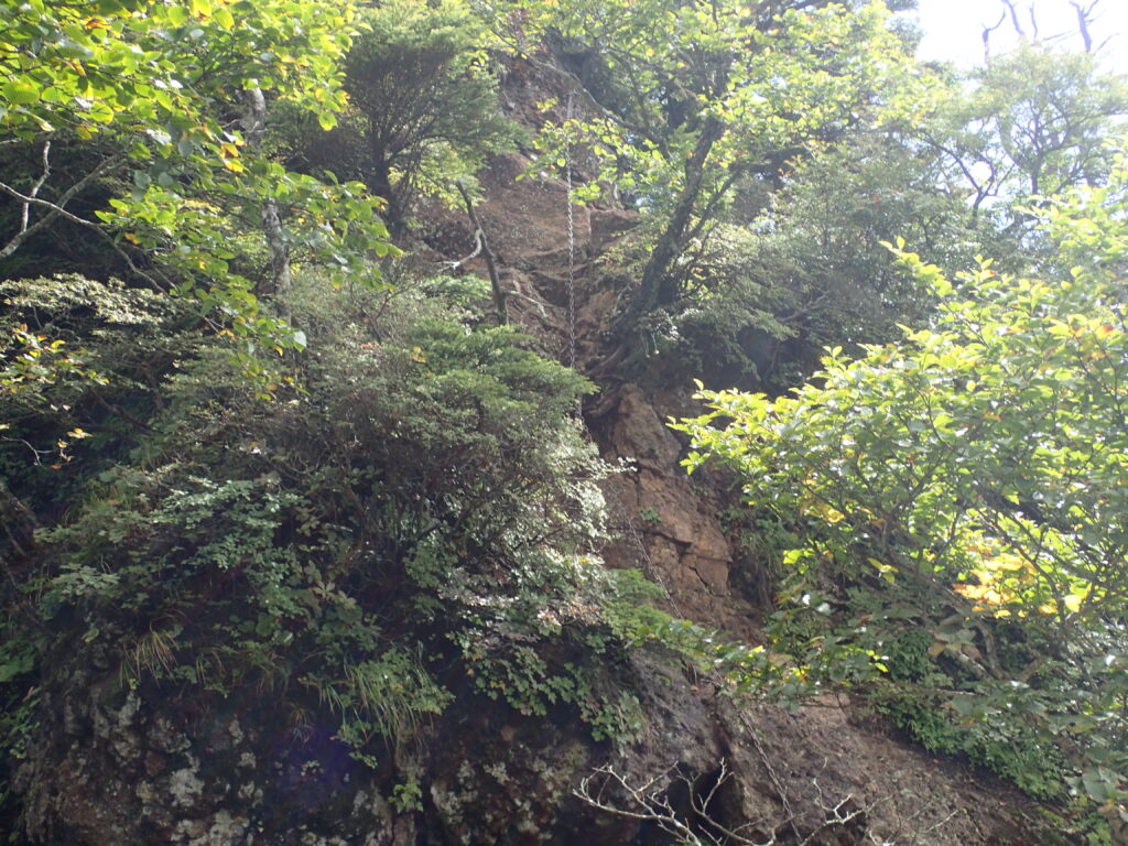 日本百名山の皇海山を登山した時に撮影した垂直に垂れ下がった鎖場の鎖