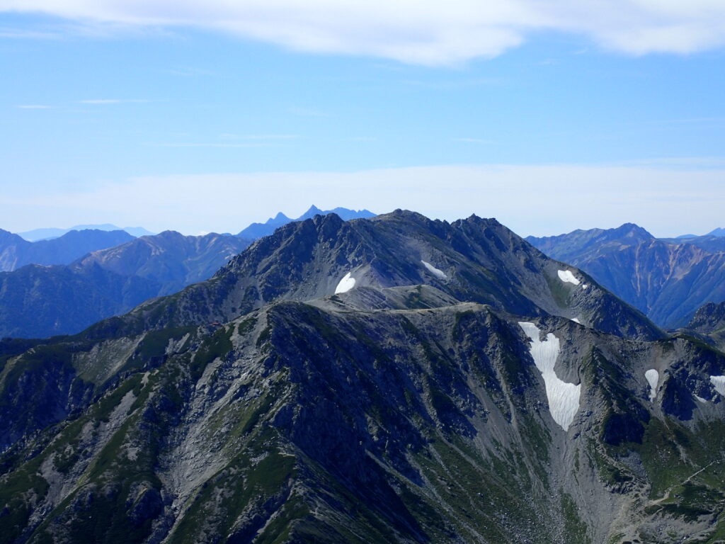 日本百名山で北アルプスの剱岳を登山した時に撮影した立山の向こうの槍ヶ岳