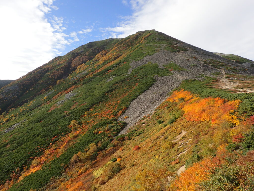 日本百名山で北アルプスの常念岳を登山した時に撮影した、紅葉と常念岳