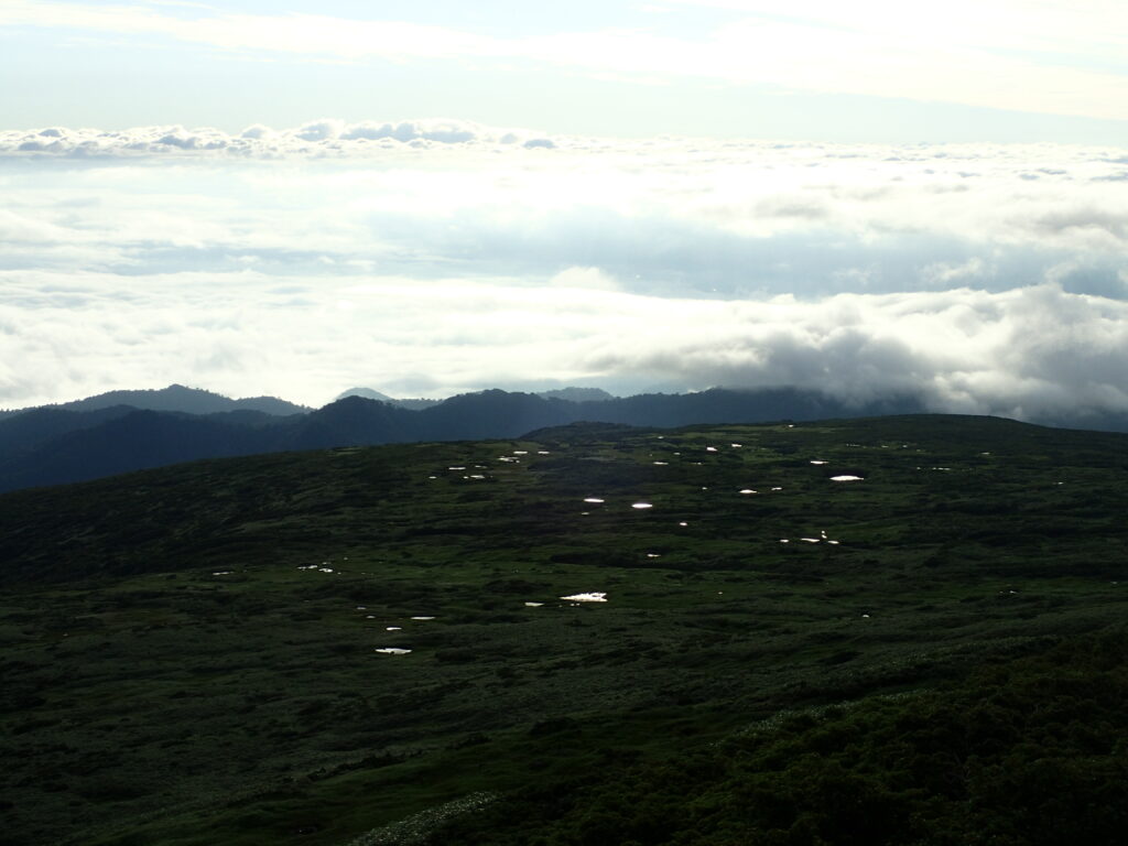 日本百名山の月山を登山した時に撮影した池塘群と雲海
