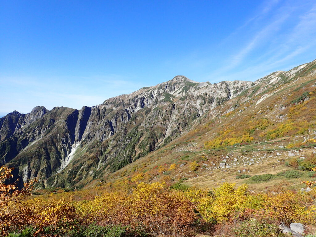 日本百名山で北アルプスの笠ヶ岳を登山した時に撮影した、紅葉と笠ヶ岳山頂