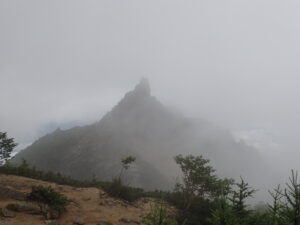 日本百名山の鳳凰三山を登山した時に撮影した雲に包まれたオベリスク