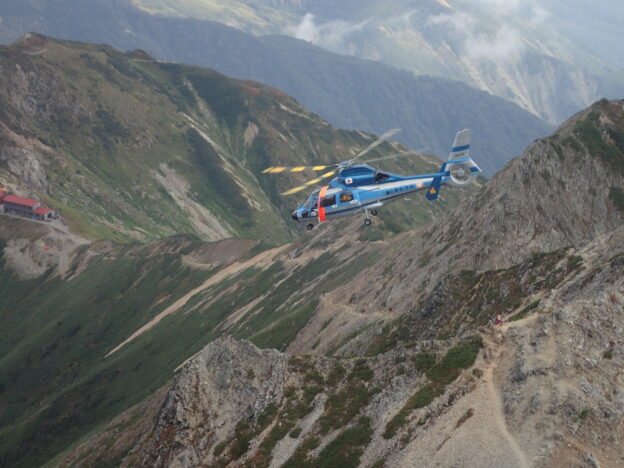 北アルプスの五竜岳を登山した時に撮影した、遭難者を救助した長野県の山岳救助ヘリコプターのやまびこ