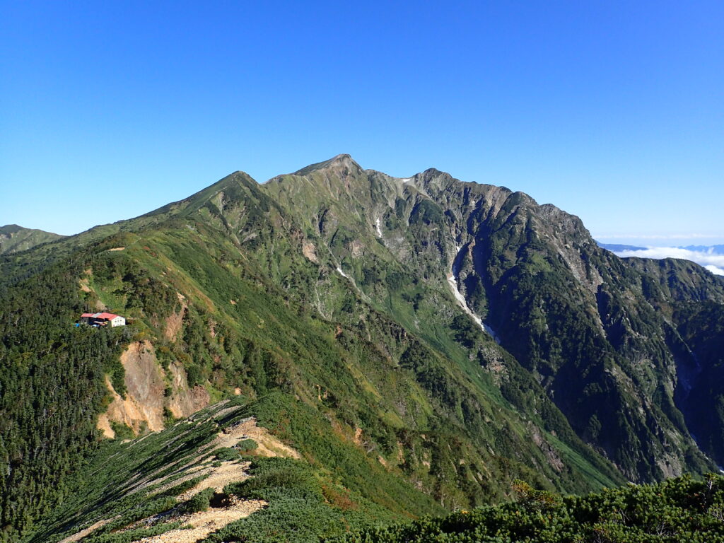 日本百名山で北アルプスの鹿島槍ヶ岳を登山した時にオリンパスの防水デジタルカメラタフで撮影した鹿島槍ヶ岳の山容