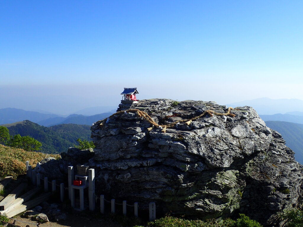 日本百名山の剣山を登山した時にオリンパスの防水デジタルカメラタフで撮影した剣山山頂の祠