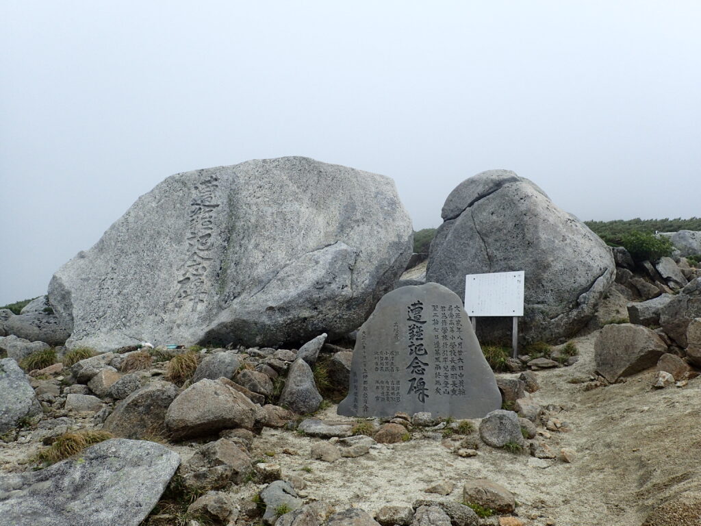 日本百名山の木曽駒ケ岳を登山した時にオリンパスの防水デジタルカメラタフで撮影した遭難記念碑