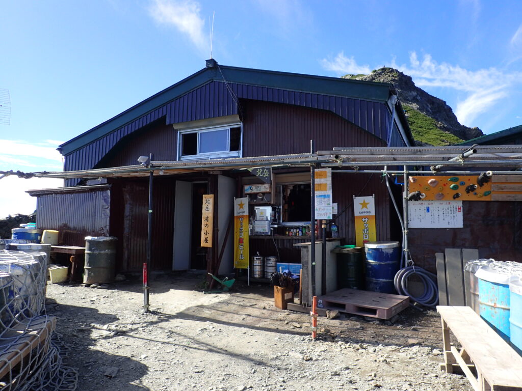 日本百名山の北岳を登山した時にオリンパスの防水デジタルカメラタフで撮影した北岳肩の小屋
