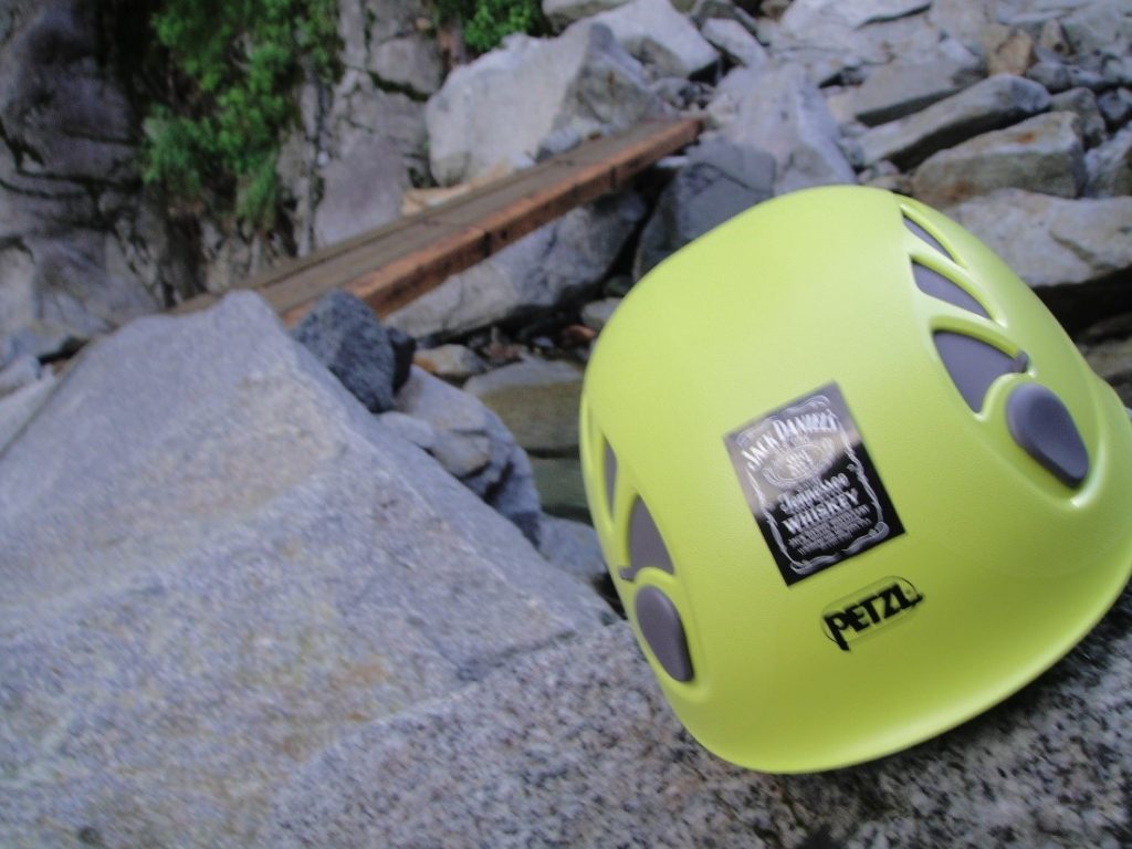 ペツルの登山用ヘルメットのエリオスを登山道で撮影