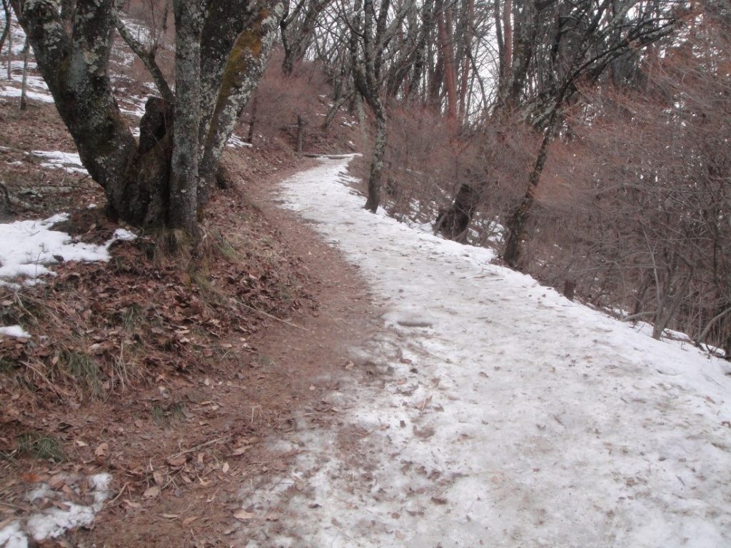 モンベルのチェーンスパイクで歩いた雪の里山