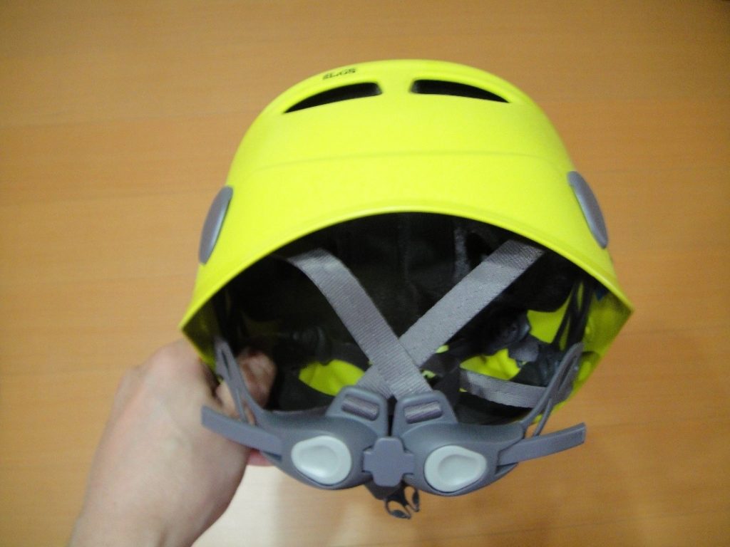 ペツルの登山用ヘルメットのエリオスのサイズ調整用ヘッドバンドを締めた様子