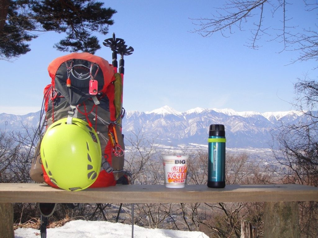 登山中に山専ボトルのお湯でカップラーメンを作った時の写真