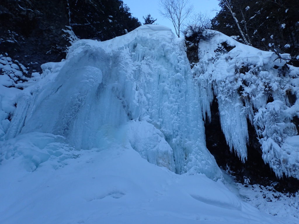 凍りついた乗鞍高原の善五郎の滝