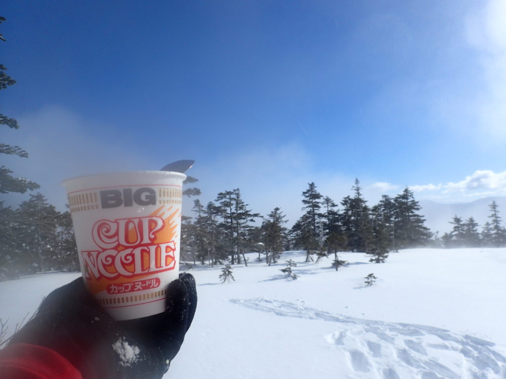 冬の乗鞍高原ツアーコースで食べるカップヌードル